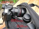 THINK TANK PHOTO - URBAN DISGUISE 50\n\nFoto und Kommentar von einem sehr netten anonymen User - VIELEN DANK!\n\nKommentar:\n\nDie Urban Disguise ist eine alltagstaugliche Phototasche, die mich auf meinem tglichen Weg zur Arbeit begleitet. Wie gewohnt sehr robustes Material und erstklassige Verarbeitung.\n\nJe nach Erfordernissen packt die Tasche:\n40D mit angesetztem EF 24-105/4, EF 200/2,8, EF 135/2, TS-E 24/3,5 und EF-S 10-22 und Extender 1,4x II plus Speedlite 430 EX und zweiten analogen Body, zustzlich Filter, Speicherkarten usw.\noder\n40D mit angesetztem EF 100/2,8 Makro USM, EF 135/2, EF 50/1,8 Mark I, Novoflex Balgen, Macro Twinlite MR-24 EX, Speedlite 430 EX sowie diverse Kleinteile\n\nZustzlich hat ein 13" oder 15" Notebook in der extra dafr vorgesehen Tasche Platz.\n\nHabe selbst nur wenige Teiler verwendet, es liegen eine ganze Menge bei. Der Tragegurt ist sehr bequem, jedoch jenseits der 10 kg wirds auch ungemtlich.