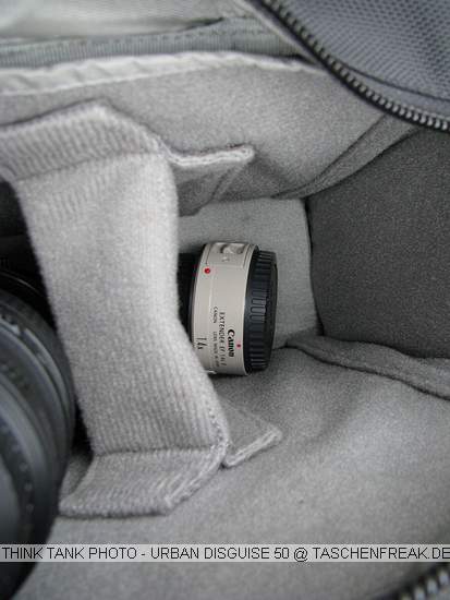 THINK TANK PHOTO - URBAN DISGUISE 50\n\nFoto und Kommentar von einem sehr netten anonymen User - VIELEN DANK!\n\nKommentar:\n\nDie Urban Disguise ist eine alltagstaugliche Phototasche, die mich auf meinem täglichen Weg zur Arbeit begleitet. Wie gewohnt sehr robustes Material und erstklassige Verarbeitung.\n\nJe nach Erfordernissen packt die Tasche:\n40D mit angesetztem EF 24-105/4, EF 200/2,8, EF 135/2, TS-E 24/3,5 und EF-S 10-22 und Extender 1,4x II plus Speedlite 430 EX und zweiten analogen Body, zusätzlich Filter, Speicherkarten usw.\noder\n40D mit angesetztem EF 100/2,8 Makro USM, EF 135/2, EF 50/1,8 Mark I, Novoflex Balgen, Macro Twinlite MR-24 EX, Speedlite 430 EX sowie diverse Kleinteile\n\nZusätzlich hat ein 13" oder 15" Notebook in der extra dafür vorgesehen Tasche Platz.\n\nHabe selbst nur wenige Teiler verwendet, es liegen eine ganze Menge bei. Der Tragegurt ist sehr bequem, jedoch jenseits der 10 kg wirds auch ungemütlich.