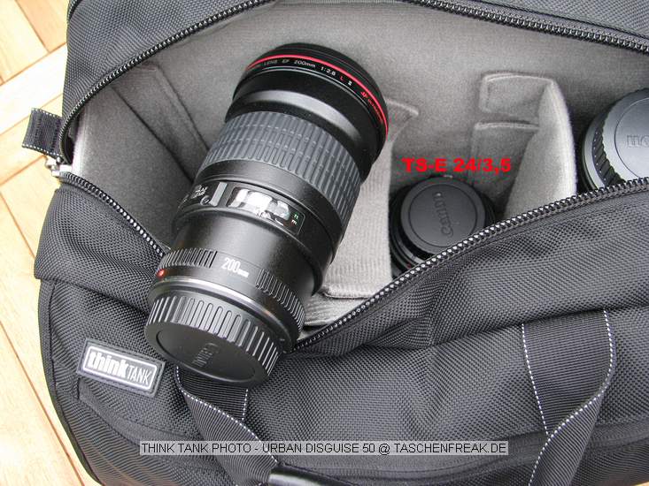 THINK TANK PHOTO - URBAN DISGUISE 50\n\nFoto und Kommentar von einem sehr netten anonymen User - VIELEN DANK!\n\nKommentar:\n\nDie Urban Disguise ist eine alltagstaugliche Phototasche, die mich auf meinem täglichen Weg zur Arbeit begleitet. Wie gewohnt sehr robustes Material und erstklassige Verarbeitung.\n\nJe nach Erfordernissen packt die Tasche:\n40D mit angesetztem EF 24-105/4, EF 200/2,8, EF 135/2, TS-E 24/3,5 und EF-S 10-22 und Extender 1,4x II plus Speedlite 430 EX und zweiten analogen Body, zusätzlich Filter, Speicherkarten usw.\noder\n40D mit angesetztem EF 100/2,8 Makro USM, EF 135/2, EF 50/1,8 Mark I, Novoflex Balgen, Macro Twinlite MR-24 EX, Speedlite 430 EX sowie diverse Kleinteile\n\nZusätzlich hat ein 13" oder 15" Notebook in der extra dafür vorgesehen Tasche Platz.\n\nHabe selbst nur wenige Teiler verwendet, es liegen eine ganze Menge bei. Der Tragegurt ist sehr bequem, jedoch jenseits der 10 kg wirds auch ungemütlich.