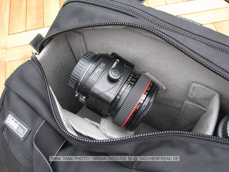THINK TANK PHOTO - URBAN DISGUISE 50\n\nFoto und Kommentar von einem sehr netten anonymen User - VIELEN DANK!\n\nKommentar:\n\nDie Urban Disguise ist eine alltagstaugliche Phototasche, die mich auf meinem tglichen Weg zur Arbeit begleitet. Wie gewohnt sehr robustes Material und erstklassige Verarbeitung.\n\nJe nach Erfordernissen packt die Tasche:\n40D mit angesetztem EF 24-105/4, EF 200/2,8, EF 135/2, TS-E 24/3,5 und EF-S 10-22 und Extender 1,4x II plus Speedlite 430 EX und zweiten analogen Body, zustzlich Filter, Speicherkarten usw.\noder\n40D mit angesetztem EF 100/2,8 Makro USM, EF 135/2, EF 50/1,8 Mark I, Novoflex Balgen, Macro Twinlite MR-24 EX, Speedlite 430 EX sowie diverse Kleinteile\n\nZustzlich hat ein 13" oder 15" Notebook in der extra dafr vorgesehen Tasche Platz.\n\nHabe selbst nur wenige Teiler verwendet, es liegen eine ganze Menge bei. Der Tragegurt ist sehr bequem, jedoch jenseits der 10 kg wirds auch ungemtlich.