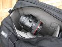 THINK TANK PHOTO - URBAN DISGUISE 50\n\nFoto und Kommentar von einem sehr netten anonymen User - VIELEN DANK!\n\nKommentar:\n\nDie Urban Disguise ist eine alltagstaugliche Phototasche, die mich auf meinem tglichen Weg zur Arbeit begleitet. Wie gewohnt sehr robustes Material und erstklassige Verarbeitung.\n\nJe nach Erfordernissen packt die Tasche:\n40D mit angesetztem EF 24-105/4, EF 200/2,8, EF 135/2, TS-E 24/3,5 und EF-S 10-22 und Extender 1,4x II plus Speedlite 430 EX und zweiten analogen Body, zustzlich Filter, Speicherkarten usw.\noder\n40D mit angesetztem EF 100/2,8 Makro USM, EF 135/2, EF 50/1,8 Mark I, Novoflex Balgen, Macro Twinlite MR-24 EX, Speedlite 430 EX sowie diverse Kleinteile\n\nZustzlich hat ein 13" oder 15" Notebook in der extra dafr vorgesehen Tasche Platz.\n\nHabe selbst nur wenige Teiler verwendet, es liegen eine ganze Menge bei. Der Tragegurt ist sehr bequem, jedoch jenseits der 10 kg wirds auch ungemtlich.