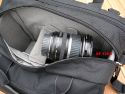 THINK TANK PHOTO - URBAN DISGUISE 50\n\nFoto und Kommentar von einem sehr netten anonymen User - VIELEN DANK!\n\nKommentar:\n\nDie Urban Disguise ist eine alltagstaugliche Phototasche, die mich auf meinem tglichen Weg zur Arbeit begleitet. Wie gewohnt sehr robustes Material und erstklassige Verarbeitung.\n\nJe nach Erfordernissen packt die Tasche:\n40D mit angesetztem EF 24-105/4, EF 200/2,8, EF 135/2, TS-E 24/3,5 und EF-S 10-22 und Extender 1,4x II plus Speedlite 430 EX und zweiten analogen Body, zustzlich Filter, Speicherkarten usw.\noder\n40D mit angesetztem EF 100/2,8 Makro USM, EF 135/2, EF 50/1,8 Mark I, Novoflex Balgen, Macro Twinlite MR-24 EX, Speedlite 430 EX sowie diverse Kleinteile\n\nZustzlich hat ein 13" oder 15" Notebook in der extra dafr vorgesehen Tasche Platz.\n\nHabe selbst nur wenige Teiler verwendet, es liegen eine ganze Menge bei. Der Tragegurt ist sehr bequem, jedoch jenseits der 10 kg wirds auch ungemtlich.