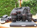 THINK TANK PHOTO - URBAN DISGUISE 50\n\nFoto und Kommentar von einem sehr netten anonymen User - VIELEN DANK!\n\nKommentar:\n\nDie Urban Disguise ist eine alltagstaugliche Phototasche, die mich auf meinem tglichen Weg zur Arbeit begleitet. Wie gewohnt sehr robustes Material und erstklassige Verarbeitung.\n\nJe nach Erfordernissen packt die Tasche:\n40D mit angesetztem EF 24-105/4, EF 200/2,8, EF 135/2, TS-E 24/3,5 und EF-S 10-22 und Extender 1,4x II plus Speedlite 430 EX und zweiten analogen Body, zustzlich Filter, Speicherkarten usw.\noder\n40D mit angesetztem EF 100/2,8 Makro USM, EF 135/2, EF 50/1,8 Mark I, Novoflex Balgen, Macro Twinlite MR-24 EX, Speedlite 430 EX sowie diverse Kleinteile\n\nZustzlich hat ein 13" oder 15" Notebook in der extra dafr vorgesehen Tasche Platz.\n\nHabe selbst nur wenige Teiler verwendet, es liegen eine ganze Menge bei. Der Tragegurt ist sehr bequem, jedoch jenseits der 10 kg wirds auch ungemtlich.