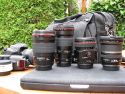 THINK TANK PHOTO - URBAN DISGUISE 50\n\nFoto und Kommentar von einem sehr netten anonymen User - VIELEN DANK!\n\nKommentar:\n\nDie Urban Disguise ist eine alltagstaugliche Phototasche, die mich auf meinem tglichen Weg zur Arbeit begleitet. Wie gewohnt sehr robustes Material und erstklassige Verarbeitung.\n\nJe nach Erfordernissen packt die Tasche:\n40D mit angesetztem EF 24-105/4, EF 200/2,8, EF 135/2, TS-E 24/3,5 und EF-S 10-22 und Extender 1,4x II plus Speedlite 430 EX und zweiten analogen Body, zustzlich Filter, Speicherkarten usw.\noder\n40D mit angesetztem EF 100/2,8 Makro USM, EF 135/2, EF 50/1,8 Mark I, Novoflex Balgen, Macro Twinlite MR-24 EX, Speedlite 430 EX sowie diverse Kleinteile\n\nZustzlich hat ein 13" oder 15" Notebook in der extra dafr vorgesehen Tasche Platz.\n\nHabe selbst nur wenige Teiler verwendet, es liegen eine ganze Menge bei. Der Tragegurt ist sehr bequem, jedoch jenseits der 10 kg wirds auch ungemtlich.