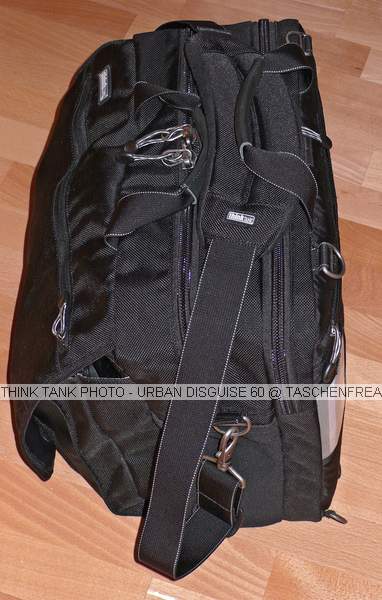 THINK TANK photo - URBAN DISGUISE 60\n\nFoto von J�rg Langer - www.taschenfreak.de\n\nKommentar des Nutzers:\n\nMan merkt an den ganzen Think Tank Taschen und Artikeln, wie sich Doug Murdoch, der President und Designer der Think Tank Photo in USA auf die Anwender ausrichtet und seine eigenen Taschen unter dem Feedback der vielreisenden und vielfliegenden Foto Profis der USA entwirft und seine Ideen und deren Forderungen in die Umsetzung bringt.\n\nDie Polsterng ist deutlich d�nner als bei Lowepro und anderen aber genauso Schock und Sto�resitent. Die Taschen sind auf Profi L-insen und gro�e DSLRs ausgelegt. Er wei� auch das ambitionierte Fotografen gerne mal den Notebook mitnehmen und keine Diskussionen �ber Ihr Handgep�ck am Flughafen gebrauchen k�nnen - alles das findet man in einer Think Tank Tasche wieder.\n\nHier die Urban Disguise 60 - die gr��te aus dieser Serie die auch ein 17" Notebook aufnimmt. Die Tasche sieht null nach Fototasche von au�en aus, eher nach einer beladenen Office Notebook oder Aktentasche. \n\nDas besondere ist deren F�llungsm�glichkeit.\n\nWie haben in dieser Testbeladung 2 DSLRs mit folgenden Zubeh�r verstaut und das ohne Quetschen und dr�ngen:\n\nCanon 30D\nCanon 5D mit RRS L Winkel\nCanon 17-40\nCanon 24-70\nCanon 70-200 mit Schelle\nCanon 300 4.0 IS mit Schelle\nCanon 50er\nCanon 580er Blitz\nCanon Timer FB\nKenko TC\nStofen Bouncer\n4x Cam Akkus\n8x Blitz Akkus\nLeathermen\nSchienen von RRS und Novoflex f�r Panoramen\nGepe Card Safe f�r CF Cards\nStifte, Notizbuch\nNotebook / Tablet PC\nund etlichen kleinkram\n\nund das ganze ist problemlos zu tragen und dank dem super guten Schultergrut auch sehr angenehm zu tragen.\n\nDas Feedback eines Pressefotografen, der beim Airbus A380 Testflug mit dieser Tasche mit 2x Mark II (Canon Profi SLR) unterwegs war: NIE WIEDER WAS ANDERES !\n\nAuch wir meinen: \n\nABSOLUTE TASCHENFREAK EMPFEHLUNG.\n\nTHINK TANK KAUFT MAN BEI DEN H�NDLERN DER PCP GRUPPE ODER DIREKT BEI ISARFOTO.