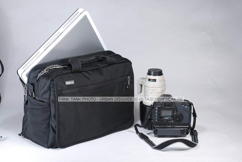 THINK TANK PHOTO - URBAN DISGUISE 60\n\nFOTO VON ISARFOTO & THINK TANK PHOTO - VIELEN DANK!\n\nKommentar des Herstellers:\n\nHolds most 17" laptops!\n\nThis will hold more gear than you ever imagined, and a 17" laptop! (Check dimensions for exact size of the compartment). It is very similar to the Urban Disguise 30 except it is designed to hold a 17" laptop. The front compartment will hold a wide angle with a hood attached, a 24-70 2.8 with the hood, a 70 -200 2.8 with the hood reversed, AND two pro-size SLRs in the expandable front pockets (without the lenses attached). A regular size SLR with a lens attached can also be put straight down inside of the bag. Strobes fit into the side stretch pockets, as well.