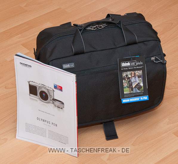 THINK TANK PHOTO - URBAN DISGUISE 70 PRO\n\nFoto und Text von Jrg Langer - www.taschenfreak.de\n\nKommentar:\n\nDie neue Disguise Pro 70 ist ein echtes Packwunder - auen klein und innen riesig. Sensationell was da rein geht. Auf einigen Bildern ist ein Fotomagazin zu sehen, dieses dient nur zur Veranschaulichung der gre dieser faszinierenden Tasche.\n\nDas Ziel von Think Tank war eine praktische, unauffllige und zugleich 2 Body fassende Tasche. Das haben die pfiffigen Entwickler dieser Taschenschmiede hiermi auch geschaft.\n\nWir haben in diesem Testexemplar verstaut.\n\nNikon D3 mit angesetztem 24-70 2.8 (Geli umgedreht)\nNikon D300 mit angesetztem 70-200 2.8 (Geli umgedreht)\nNikon 85 1.4 (Geli richtig montiert)\nNikon 17-35 2.8 (Geli richtig montiert)\nNikon 35 2.0 (Geli richtig montiert)\nNikon 50 1.4 (Geli richtig montiert)\nNikon SB-900 1x\nNikon SB-600 2x\nNikon SU-R800 (Blitzremotesteuerung)\n3 Bouncer\nAkkus\nSpeicher\nRegenhlle\n\nZum Lieferumfang gehren:\n- Tasche\n- reichlich Innenteiler\n- Regenschutzhlle\n- sehr guter Schultergurt\n- Pixel Wee Speichertasche\n\nFazit: WOW! Der Haben-Muss Effekt ist echt enorm gro!\n\n\nEuer Taschenfreak!