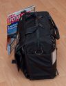 THINK TANK PHOTO - URBAN DISGUISE 70 PRO\n\nFoto und Text von Jrg Langer - www.taschenfreak.de\n\nKommentar:\n\nDie neue Disguise Pro 70 ist ein echtes Packwunder - auen klein und innen riesig. Sensationell was da rein geht. Auf einigen Bildern ist ein Fotomagazin zu sehen, dieses dient nur zur Veranschaulichung der gre dieser faszinierenden Tasche.\n\nDas Ziel von Think Tank war eine praktische, unauffllige und zugleich 2 Body fassende Tasche. Das haben die pfiffigen Entwickler dieser Taschenschmiede hiermi auch geschaft.\n\nWir haben in diesem Testexemplar verstaut.\n\nNikon D3 mit angesetztem 24-70 2.8 (Geli umgedreht)\nNikon D300 mit angesetztem 70-200 2.8 (Geli umgedreht)\nNikon 85 1.4 (Geli richtig montiert)\nNikon 17-35 2.8 (Geli richtig montiert)\nNikon 35 2.0 (Geli richtig montiert)\nNikon 50 1.4 (Geli richtig montiert)\nNikon SB-900 1x\nNikon SB-600 2x\nNikon SU-R800 (Blitzremotesteuerung)\n3 Bouncer\nAkkus\nSpeicher\nRegenhlle\n\nZum Lieferumfang gehren:\n- Tasche\n- reichlich Innenteiler\n- Regenschutzhlle\n- sehr guter Schultergurt\n- Pixel Wee Speichertasche\n\nFazit: WOW! Der Haben-Muss Effekt ist echt enorm gro!\n\n\nEuer Taschenfreak!