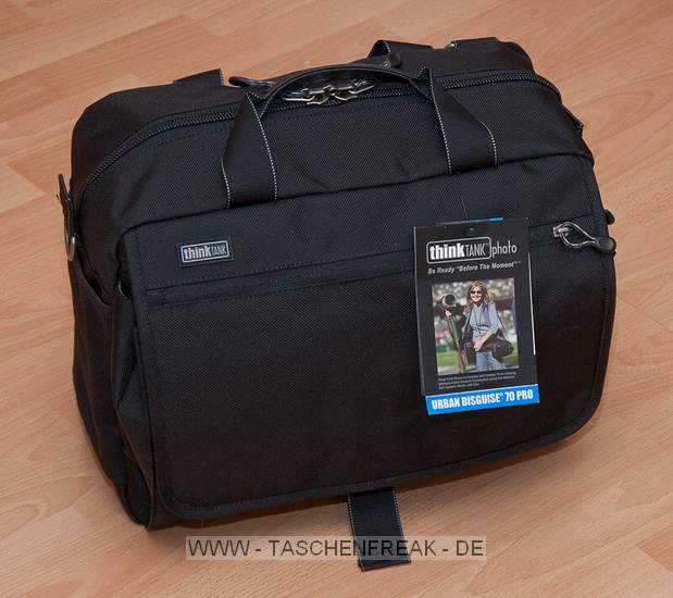 THINK TANK PHOTO - URBAN DISGUISE 70 PRO\n\nFoto und Text von Jrg Langer - www.taschenfreak.de\n\nKommentar:\n\nDie neue Disguise Pro 70 ist ein echtes Packwunder - auen klein und innen riesig. Sensationell was da rein geht. Auf einigen Bildern ist ein Fotomagazin zu sehen, dieses dient nur zur Veranschaulichung der gre dieser faszinierenden Tasche.\n\nDas Ziel von Think Tank war eine praktische, unauffllige und zugleich 2 Body fassende Tasche. Das haben die pfiffigen Entwickler dieser Taschenschmiede hiermi auch geschaft.\n\nWir haben in diesem Testexemplar verstaut.\n\nNikon D3 mit angesetztem 24-70 2.8 (Geli umgedreht)\nNikon D300 mit angesetztem 70-200 2.8 (Geli umgedreht)\nNikon 85 1.4 (Geli richtig montiert)\nNikon 17-35 2.8 (Geli richtig montiert)\nNikon 35 2.0 (Geli richtig montiert)\nNikon 50 1.4 (Geli richtig montiert)\nNikon SB-900 1x\nNikon SB-600 2x\nNikon SU-R800 (Blitzremotesteuerung)\n3 Bouncer\nAkkus\nSpeicher\nRegenhlle\n\nZum Lieferumfang gehren:\n- Tasche\n- reichlich Innenteiler\n- Regenschutzhlle\n- sehr guter Schultergurt\n- Pixel Wee Speichertasche\n\nFazit: WOW! Der Haben-Muss Effekt ist echt enorm gro!\n\n\nEuer Taschenfreak!