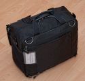 THINK TANK PHOTO - URBAN DISGUISE 70 PRO\n\nFoto und Text von Jrg Langer - www.taschenfreak.de\n\nKommentar:\n\nDie neue Disguise Pro 70 ist ein echtes Packwunder - auen klein und innen riesig. Sensationell was da rein geht. Auf einigen Bildern ist ein Fotomagazin zu sehen, dieses dient nur zur Veranschaulichung der gre dieser faszinierenden Tasche.\n\nDas Ziel von Think Tank war eine praktische, unauffllige und zugleich 2 Body fassende Tasche. Das haben die pfiffigen Entwickler dieser Taschenschmiede hiermi auch geschaft.\n\nWir haben in diesem Testexemplar verstaut.\n\nNikon D3 mit angesetztem 24-70 2.8 (Geli umgedreht)\nNikon D300 mit angesetztem 70-200 2.8 (Geli umgedreht)\nNikon 85 1.4 (Geli richtig montiert)\nNikon 17-35 2.8 (Geli richtig montiert)\nNikon 35 2.0 (Geli richtig montiert)\nNikon 50 1.4 (Geli richtig montiert)\nNikon SB-900 1x\nNikon SB-600 2x\nNikon SU-R800 (Blitzremotesteuerung)\n3 Bouncer\nAkkus\nSpeicher\nRegenhlle\n\nZum Lieferumfang gehren:\n- Tasche\n- reichlich Innenteiler\n- Regenschutzhlle\n- sehr guter Schultergurt\n- Pixel Wee Speichertasche\n\nFazit: WOW! Der Haben-Muss Effekt ist echt enorm gro!\n\n\nEuer Taschenfreak!