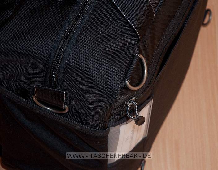 THINK TANK PHOTO - URBAN DISGUISE 70 PRO\n\nFoto und Text von Jrg Langer - www.taschenfreak.de\n\nKommentar:\n\nDie neue Disguise Pro 70 ist ein echtes Packwunder - auen klein und innen riesig. Sensationell was da rein geht. Auf einigen Bildern ist ein Fotomagazin zu sehen, dieses dient nur zur Veranschaulichung der gre dieser faszinierenden Tasche.\n\nDas Ziel von Think Tank war eine praktische, unauffllige und zugleich 2 Body fassende Tasche. Das haben die pfiffigen Entwickler dieser Taschenschmiede hiermi auch geschaft.\n\nWir haben in diesem Testexemplar verstaut.\n\nNikon D3 mit angesetztem 24-70 2.8 (Geli umgedreht)\nNikon D300 mit angesetztem 70-200 2.8 (Geli umgedreht)\nNikon 85 1.4 (Geli richtig montiert)\nNikon 17-35 2.8 (Geli richtig montiert)\nNikon 35 2.0 (Geli richtig montiert)\nNikon 50 1.4 (Geli richtig montiert)\nNikon SB-900 1x\nNikon SB-600 2x\nNikon SU-R800 (Blitzremotesteuerung)\n3 Bouncer\nAkkus\nSpeicher\nRegenhlle\n\nZum Lieferumfang gehren:\n- Tasche\n- reichlich Innenteiler\n- Regenschutzhlle\n- sehr guter Schultergurt\n- Pixel Wee Speichertasche\n\nFazit: WOW! Der Haben-Muss Effekt ist echt enorm gro!\n\n\nEuer Taschenfreak!