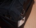 THINK TANK PHOTO - URBAN DISGUISE 70 PRO\n\nFoto und Text von Jrg Langer - www.taschenfreak.de\n\nKommentar:\n\nDie neue Disguise Pro 70 ist ein echtes Packwunder - auen klein und innen riesig. Sensationell was da rein geht. Auf einigen Bildern ist ein Fotomagazin zu sehen, dieses dient nur zur Veranschaulichung der gre dieser faszinierenden Tasche.\n\nDas Ziel von Think Tank war eine praktische, unauffllige und zugleich 2 Body fassende Tasche. Das haben die pfiffigen Entwickler dieser Taschenschmiede hiermi auch geschaft.\n\nWir haben in diesem Testexemplar verstaut.\n\nNikon D3 mit angesetztem 24-70 2.8 (Geli umgedreht)\nNikon D300 mit angesetztem 70-200 2.8 (Geli umgedreht)\nNikon 85 1.4 (Geli richtig montiert)\nNikon 17-35 2.8 (Geli richtig montiert)\nNikon 35 2.0 (Geli richtig montiert)\nNikon 50 1.4 (Geli richtig montiert)\nNikon SB-900 1x\nNikon SB-600 2x\nNikon SU-R800 (Blitzremotesteuerung)\n3 Bouncer\nAkkus\nSpeicher\nRegenhlle\n\nZum Lieferumfang gehren:\n- Tasche\n- reichlich Innenteiler\n- Regenschutzhlle\n- sehr guter Schultergurt\n- Pixel Wee Speichertasche\n\nFazit: WOW! Der Haben-Muss Effekt ist echt enorm gro!\n\n\nEuer Taschenfreak!