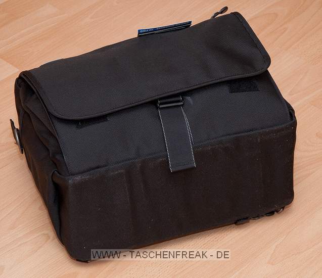 THINK TANK PHOTO - URBAN DISGUISE 70 PRO\n\nFoto und Text von Jrg Langer - www.taschenfreak.de\n\nKommentar:\n\nDie neue Disguise Pro 70 ist ein echtes Packwunder - auen klein und innen riesig. Sensationell was da rein geht. Auf einigen Bildern ist ein Fotomagazin zu sehen, dieses dient nur zur Veranschaulichung der gre dieser faszinierenden Tasche.\n\nDas Ziel von Think Tank war eine praktische, unauffllige und zugleich 2 Body fassende Tasche. Das haben die pfiffigen Entwickler dieser Taschenschmiede hiermi auch geschaft.\n\nWir haben in diesem Testexemplar verstaut.\n\nNikon D3 mit angesetztem 24-70 2.8 (Geli umgedreht)\nNikon D300 mit angesetztem 70-200 2.8 (Geli umgedreht)\nNikon 85 1.4 (Geli richtig montiert)\nNikon 17-35 2.8 (Geli richtig montiert)\nNikon 35 2.0 (Geli richtig montiert)\nNikon 50 1.4 (Geli richtig montiert)\nNikon SB-900 1x\nNikon SB-600 2x\nNikon SU-R800 (Blitzremotesteuerung)\n3 Bouncer\nAkkus\nSpeicher\nRegenhlle\n\nZum Lieferumfang gehren:\n- Tasche\n- reichlich Innenteiler\n- Regenschutzhlle\n- sehr guter Schultergurt\n- Pixel Wee Speichertasche\n\nFazit: WOW! Der Haben-Muss Effekt ist echt enorm gro!\n\n\nEuer Taschenfreak!