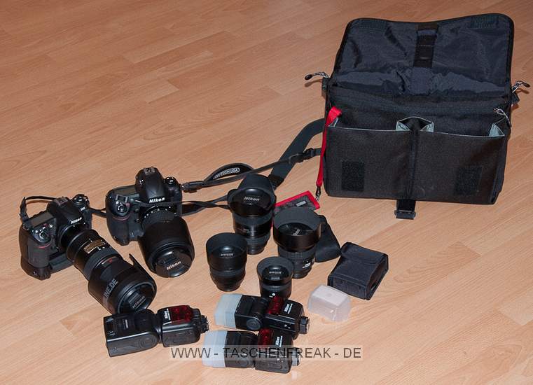 THINK TANK PHOTO - URBAN DISGUISE 70 PRO\n\nFoto und Text von Jörg Langer - www.taschenfreak.de\n\nKommentar:\n\nDie neue Disguise Pro 70 ist ein echtes Packwunder - außen klein und innen riesig. Sensationell was da rein geht. Auf einigen Bildern ist ein Fotomagazin zu sehen, dieses dient nur zur Veranschaulichung der größe dieser faszinierenden Tasche.\n\nDas Ziel von Think Tank war eine praktische, unauffällige und zugleich 2 Body fassende Tasche. Das haben die pfiffigen Entwickler dieser Taschenschmiede hiermi auch geschaft.\n\nWir haben in diesem Testexemplar verstaut.\n\nNikon D3 mit angesetztem 24-70 2.8 (Geli umgedreht)\nNikon D300 mit angesetztem 70-200 2.8 (Geli umgedreht)\nNikon 85 1.4 (Geli richtig montiert)\nNikon 17-35 2.8 (Geli richtig montiert)\nNikon 35 2.0 (Geli richtig montiert)\nNikon 50 1.4 (Geli richtig montiert)\nNikon SB-900 1x\nNikon SB-600 2x\nNikon SU-R800 (Blitzremotesteuerung)\n3 Bouncer\nAkkus\nSpeicher\nRegenhülle\n\nZum Lieferumfang gehören:\n- Tasche\n- reichlich Innenteiler\n- Regenschutzhülle\n- sehr guter Schultergurt\n- Pixel Wee Speichertasche\n\nFazit: WOW! Der Haben-Muss Effekt ist echt enorm groß!\n\n\nEuer Taschenfreak!