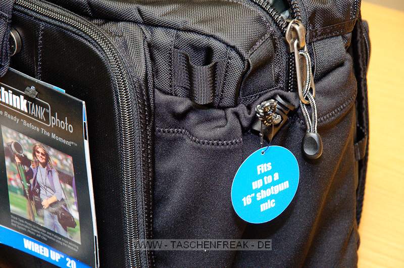 THINK TANK PHOTO - WIRED UP 20\n\nFoto und Kommentar von Jrg Langer - www.taschenfreak.de\n\nKommentar:\n\nDie neue Wired Up Serie spricht sehr mobile und "verkabelte" Medienarbeiter an. Die Serie hat alles was man zum Filmen, Videografieren und Reportagen braucht. Schaut Euch die Bilder an, die sprechen grstenteils fr sich.\n\nEgal, ob Micro, Tonaufzeichnungsdevice, Foto oder Filmkamera, da findet alles seinen Platz und auch seinen "Durchgang". Kabelsen, Headsethalter und vieles mehr gehrt zu dieser Serie.\n\nEgal ob als Hfttasche, Rucksacktasche oder Schultertasche - die Serie ist extrem flexibel und die Materialien auf sehr sehr hohem Niveau.\n\nGurte, Einteilungen und Hilfsmittel sind sehr viele bereits im Lieferumfang enthalten, so das unseres Eractens keine Wnsche offen bleiben.