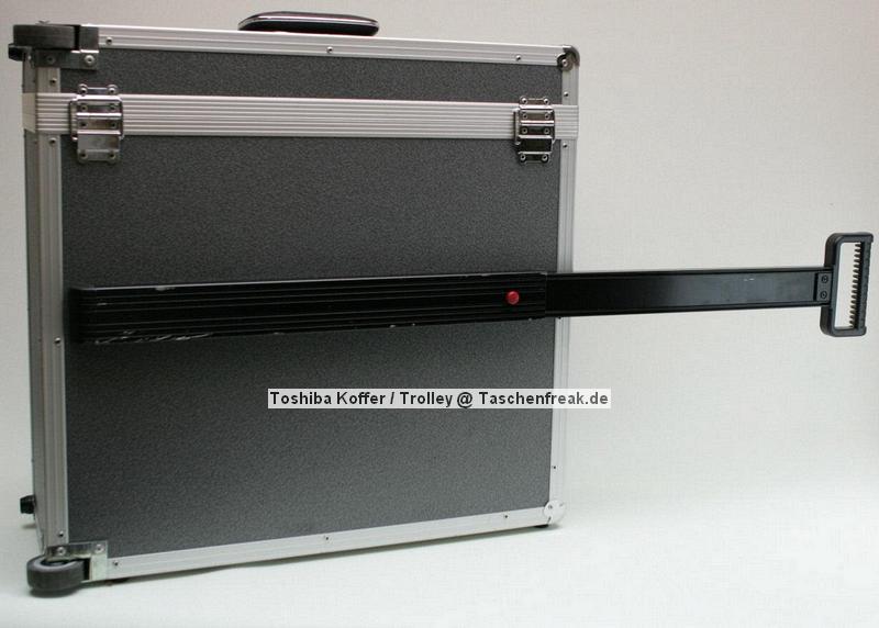 Toshiba Koffer / Trolley\n\nFoto von Frank Bhler - DANKE DIR WIE IMMER!\n\nKommentar des Nutzers:\n\nHallo Jrg\n\nDu willst es so :O)\n\nKoffer:\n\nHersteller Unbekannt\nAufdruck TOSHIBA\n\nMfG\nFrank Bhler