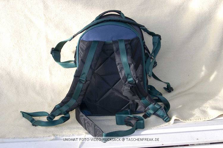 UNOMAT FOTO VIDEO RUCKSACK\n\nFoto von Dieter Schröder - VIELEN DANK!\n\nKommentar des Nutzers:\n\nUnomat Foto-Video-Rucksack\n\nSo groß wie der Phototrecker classic und in etwa so eingeteikt. Nur einfacher und dreifarbig.\n\nFür 1-2 SLR mit langem Obektiv sowie 4-6 weitern Objetiven und Blitz.		\nIm Deckel Aussen ein Netzvorfach und ein mit Reißverschuß zu schliessendes Vorfach ca 3cm Tiefe. Innen im Deckel zwei Netzfächer zum ganz mit Reißverschluß zu schliessen.\n\nMasse 460 * 310 * 200\n\nMit versteckbarem Bauchgurt und auch abnehmbaren Schultergurt
