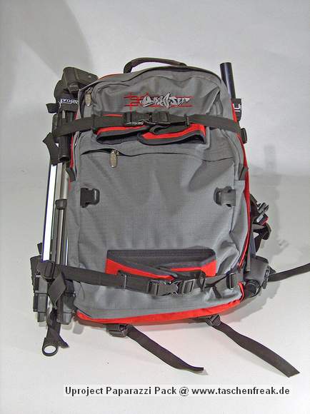 Foto von Florian Jger - DANKE DAFR!\n\nKommentar des Nutzers:\n\nName: Uproject "Paparazzi Pack" (http://www.coredist.com/uproject/index.html)\n \n- Das stark gepolsterte Hauptfach is mit Klettpolsterungen frei einteilbar.\n- Boardbefestigung fr vertikalen transport\n- mglichkeit zum horizontalen Boardtransport (Snowmobiling :D)\n- Seperates Nebenfach fr Essen und diveres Zeug\n- zustzliche, belftete Polsterung am Rcken\n- seitl. Befestigungsmglichkeiten fr Stativ, Schaufelgriff, Tourenstcke, etc.\n- zustzl. Befestigungsmglichkeit an der Unterseite\n- Regenschutzcape im Unterboden\n- gepolsterter Beckengurt\n- bequem gepolsterte Tragegurte\n \nZu beziehen is des Teil ber SoulDistribution (http://www.soul-dist.de), entweder direkt bzw. geben die gerne eine Hndlerliste raus!!