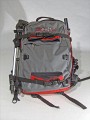 Foto von Florian Jger - DANKE DAFR!\n\nKommentar des Nutzers:\n\nName: Uproject "Paparazzi Pack" (http://www.coredist.com/uproject/index.html)\n \n- Das stark gepolsterte Hauptfach is mit Klettpolsterungen frei einteilbar.\n- Boardbefestigung fr vertikalen transport\n- mglichkeit zum horizontalen Boardtransport (Snowmobiling :D)\n- Seperates Nebenfach fr Essen und diveres Zeug\n- zustzliche, belftete Polsterung am Rcken\n- seitl. Befestigungsmglichkeiten fr Stativ, Schaufelgriff, Tourenstcke, etc.\n- zustzl. Befestigungsmglichkeit an der Unterseite\n- Regenschutzcape im Unterboden\n- gepolsterter Beckengurt\n- bequem gepolsterte Tragegurte\n \nZu beziehen is des Teil ber SoulDistribution (http://www.soul-dist.de), entweder direkt bzw. geben die gerne eine Hndlerliste raus!!