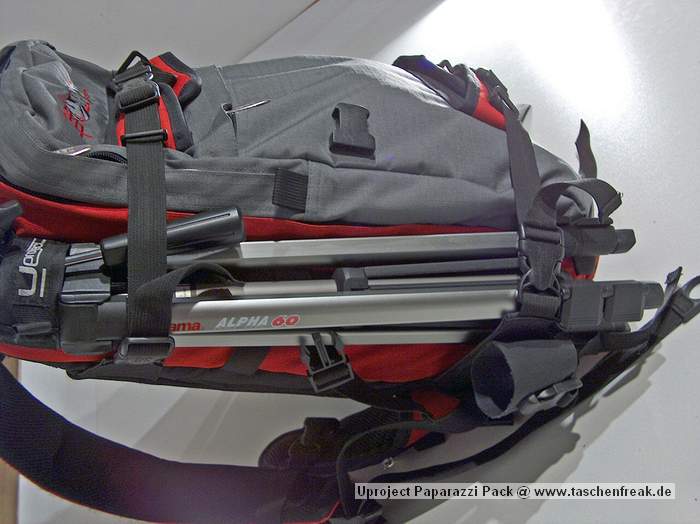 Foto von Florian Jger - DANKE DAFR!\n\nKommentar des Nutzers:\n\nName: Uproject "Paparazzi Pack" (http://www.coredist.com/uproject/index.html)\n \n- Das stark gepolsterte Hauptfach is mit Klettpolsterungen frei einteilbar.\n- Boardbefestigung fr vertikalen transport\n- mglichkeit zum horizontalen Boardtransport (Snowmobiling :D)\n- Seperates Nebenfach fr Essen und diveres Zeug\n- zustzliche, belftete Polsterung am Rcken\n- seitl. Befestigungsmglichkeiten fr Stativ, Schaufelgriff, Tourenstcke, etc.\n- zustzl. Befestigungsmglichkeit an der Unterseite\n- Regenschutzcape im Unterboden\n- gepolsterter Beckengurt\n- bequem gepolsterte Tragegurte\n \nZu beziehen is des Teil ber SoulDistribution (http://www.soul-dist.de), entweder direkt bzw. geben die gerne eine Hndlerliste raus!!