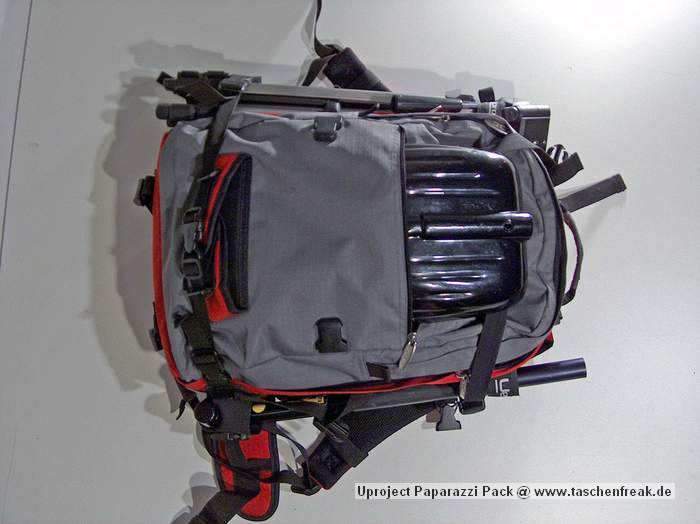 Foto von Florian Jäger - DANKE DAFÜR!\n\nKommentar des Nutzers:\n\nName: Uproject "Paparazzi Pack" (http://www.coredist.com/uproject/index.html)\n \n- Das stark gepolsterte Hauptfach is mit Klettpolsterungen frei einteilbar.\n- Boardbefestigung für vertikalen transport\n- möglichkeit zum horizontalen Boardtransport (Snowmobiling :D)\n- Seperates Nebenfach für Essen und diveres Zeug\n- zusätzliche, belüftete Polsterung am Rücken\n- seitl. Befestigungsmöglichkeiten für Stativ, Schaufelgriff, Tourenstöcke, etc.\n- zusätzl. Befestigungsmöglichkeit an der Unterseite\n- Regenschutzcape im Unterboden\n- gepolsterter Beckengurt\n- bequem gepolsterte Tragegurte\n \nZu beziehen is des Teil über SoulDistribution (http://www.soul-dist.de), entweder direkt bzw. geben die gerne eine Händlerliste raus!!