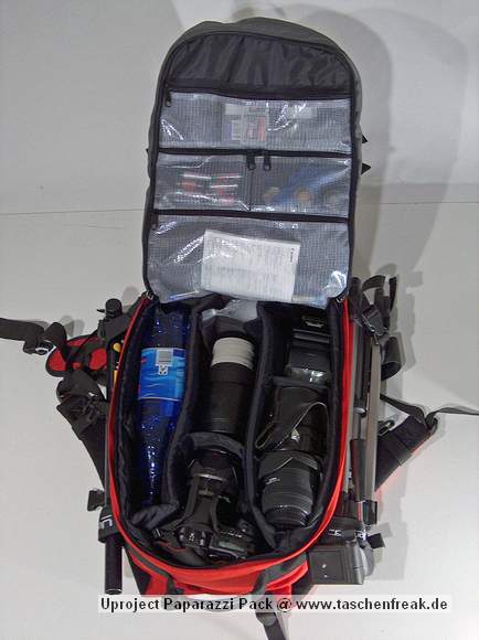 Foto von Florian Jger - DANKE DAFR!\n\nKommentar des Nutzers:\n\nName: Uproject "Paparazzi Pack" (http://www.coredist.com/uproject/index.html)\n \n- Das stark gepolsterte Hauptfach is mit Klettpolsterungen frei einteilbar.\n- Boardbefestigung fr vertikalen transport\n- mglichkeit zum horizontalen Boardtransport (Snowmobiling :D)\n- Seperates Nebenfach fr Essen und diveres Zeug\n- zustzliche, belftete Polsterung am Rcken\n- seitl. Befestigungsmglichkeiten fr Stativ, Schaufelgriff, Tourenstcke, etc.\n- zustzl. Befestigungsmglichkeit an der Unterseite\n- Regenschutzcape im Unterboden\n- gepolsterter Beckengurt\n- bequem gepolsterte Tragegurte\n \nZu beziehen is des Teil ber SoulDistribution (http://www.soul-dist.de), entweder direkt bzw. geben die gerne eine Hndlerliste raus!!