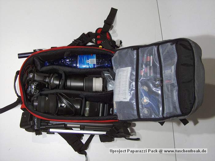 Foto von Florian Jger - DANKE DAFR!\n\nKommentar des Nutzers:\n\nName: Uproject "Paparazzi Pack" (http://www.coredist.com/uproject/index.html)\n \n- Das stark gepolsterte Hauptfach is mit Klettpolsterungen frei einteilbar.\n- Boardbefestigung fr vertikalen transport\n- mglichkeit zum horizontalen Boardtransport (Snowmobiling :D)\n- Seperates Nebenfach fr Essen und diveres Zeug\n- zustzliche, belftete Polsterung am Rcken\n- seitl. Befestigungsmglichkeiten fr Stativ, Schaufelgriff, Tourenstcke, etc.\n- zustzl. Befestigungsmglichkeit an der Unterseite\n- Regenschutzcape im Unterboden\n- gepolsterter Beckengurt\n- bequem gepolsterte Tragegurte\n \nZu beziehen is des Teil ber SoulDistribution (http://www.soul-dist.de), entweder direkt bzw. geben die gerne eine Hndlerliste raus!!
