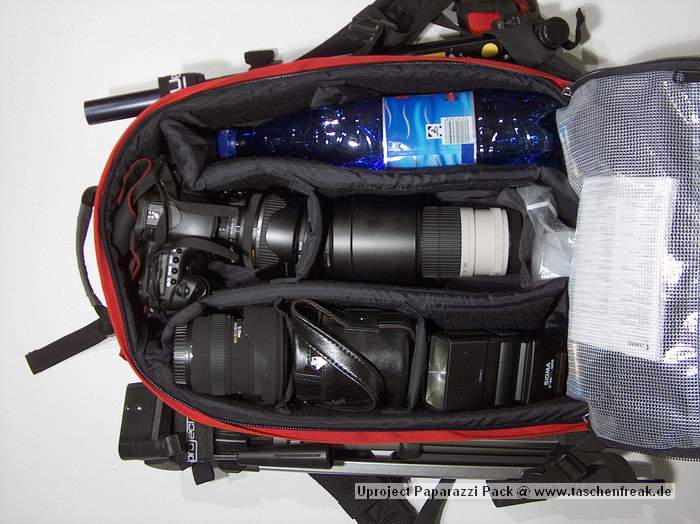 Foto von Florian Jger - DANKE DAFR!\n\nKommentar des Nutzers:\n\nName: Uproject "Paparazzi Pack" (http://www.coredist.com/uproject/index.html)\n \n- Das stark gepolsterte Hauptfach is mit Klettpolsterungen frei einteilbar.\n- Boardbefestigung fr vertikalen transport\n- mglichkeit zum horizontalen Boardtransport (Snowmobiling :D)\n- Seperates Nebenfach fr Essen und diveres Zeug\n- zustzliche, belftete Polsterung am Rcken\n- seitl. Befestigungsmglichkeiten fr Stativ, Schaufelgriff, Tourenstcke, etc.\n- zustzl. Befestigungsmglichkeit an der Unterseite\n- Regenschutzcape im Unterboden\n- gepolsterter Beckengurt\n- bequem gepolsterte Tragegurte\n \nZu beziehen is des Teil ber SoulDistribution (http://www.soul-dist.de), entweder direkt bzw. geben die gerne eine Hndlerliste raus!!