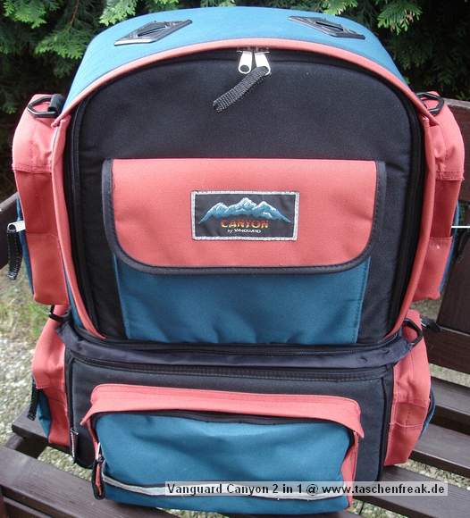 Foto von Oliver Korte - DANKE DAFR!\n\nKommentar des Nutzers:\n\nDer Clou: Dieser Rucksack besteht aus Rucksack und Fototasche, der untere Teil des Rucksackes ist per Reissverschluss abtrennbar und einzeln, mit einem Trageriemen versehen, als Tasche zu nutzen. Er bietet eine variable Inneneinteilung und wirklich eine Menge Platz um das gesammte Equipment zu verstauen. Aussen sind noch insgesamt 6 aufgesetzte Taschen angebracht. \nDie Reissverschlsse sind spritzwassergeschtz und es gibt noch die passende Regenschutzhaube, die den kompletten Rucksack notfalls gegen starken Regen schtzt. \n\nDie Innenmasse des Rucksackes: 30cm hoch, 34cm breit und 18cm tief\nDie Innenmasse der Tasche: 15cm hoch, 34cm breit und 18cm tief\nDie Aussenmasse ber alles: 50cm hoch, 44cm breit und 25cm tief