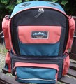 Foto von Oliver Korte - DANKE DAFR!\n\nKommentar des Nutzers:\n\nDer Clou: Dieser Rucksack besteht aus Rucksack und Fototasche, der untere Teil des Rucksackes ist per Reissverschluss abtrennbar und einzeln, mit einem Trageriemen versehen, als Tasche zu nutzen. Er bietet eine variable Inneneinteilung und wirklich eine Menge Platz um das gesammte Equipment zu verstauen. Aussen sind noch insgesamt 6 aufgesetzte Taschen angebracht. \nDie Reissverschlsse sind spritzwassergeschtz und es gibt noch die passende Regenschutzhaube, die den kompletten Rucksack notfalls gegen starken Regen schtzt. \n\nDie Innenmasse des Rucksackes: 30cm hoch, 34cm breit und 18cm tief\nDie Innenmasse der Tasche: 15cm hoch, 34cm breit und 18cm tief\nDie Aussenmasse ber alles: 50cm hoch, 44cm breit und 25cm tief