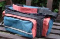 Foto von Oliver Korte - DANKE DAFR!\n\nKommentar des Nutzers:\n\nDer Clou: Dieser Rucksack besteht aus Rucksack und Fototasche, der untere Teil des Rucksackes ist per Reissverschluss abtrennbar und einzeln, mit einem Trageriemen versehen, als Tasche zu nutzen. Er bietet eine variable Inneneinteilung und wirklich eine Menge Platz um das gesammte Equipment zu verstauen. Aussen sind noch insgesamt 6 aufgesetzte Taschen angebracht. \nDie Reissverschlsse sind spritzwassergeschtz und es gibt noch die passende Regenschutzhaube, die den kompletten Rucksack notfalls gegen starken Regen schtzt. \n\nDie Innenmasse des Rucksackes: 30cm hoch, 34cm breit und 18cm tief\nDie Innenmasse der Tasche: 15cm hoch, 34cm breit und 18cm tief\nDie Aussenmasse ber alles: 50cm hoch, 44cm breit und 25cm tief
