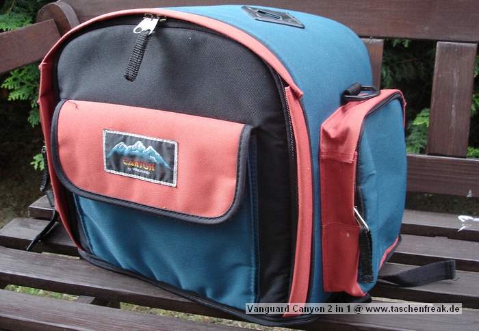 Foto von Oliver Korte - DANKE DAFR!\n\nKommentar des Nutzers:\n\nDer Clou: Dieser Rucksack besteht aus Rucksack und Fototasche, der untere Teil des Rucksackes ist per Reissverschluss abtrennbar und einzeln, mit einem Trageriemen versehen, als Tasche zu nutzen. Er bietet eine variable Inneneinteilung und wirklich eine Menge Platz um das gesammte Equipment zu verstauen. Aussen sind noch insgesamt 6 aufgesetzte Taschen angebracht. \nDie Reissverschlsse sind spritzwassergeschtz und es gibt noch die passende Regenschutzhaube, die den kompletten Rucksack notfalls gegen starken Regen schtzt. \n\nDie Innenmasse des Rucksackes: 30cm hoch, 34cm breit und 18cm tief\nDie Innenmasse der Tasche: 15cm hoch, 34cm breit und 18cm tief\nDie Aussenmasse ber alles: 50cm hoch, 44cm breit und 25cm tief