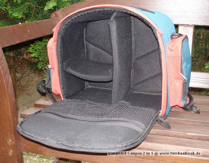 Foto von Oliver Korte - DANKE DAFÜR!\n\nKommentar des Nutzers:\n\nDer Clou: Dieser Rucksack besteht aus Rucksack und Fototasche, der untere Teil des Rucksackes ist per Reissverschluss abtrennbar und einzeln, mit einem Trageriemen versehen, als Tasche zu nutzen. Er bietet eine variable Inneneinteilung und wirklich eine Menge Platz um das gesammte Equipment zu verstauen. Aussen sind noch insgesamt 6 aufgesetzte Taschen angebracht. \nDie Reissverschlüsse sind spritzwassergeschütz und es gibt noch die passende Regenschutzhaube, die den kompletten Rucksack notfalls gegen starken Regen schützt. \n\nDie Innenmasse des Rucksackes: 30cm hoch, 34cm breit und 18cm tief\nDie Innenmasse der Tasche: 15cm hoch, 34cm breit und 18cm tief\nDie Aussenmasse über alles: 50cm hoch, 44cm breit und 25cm tief