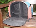 Foto von Oliver Korte - DANKE DAFR!\n\nKommentar des Nutzers:\n\nDer Clou: Dieser Rucksack besteht aus Rucksack und Fototasche, der untere Teil des Rucksackes ist per Reissverschluss abtrennbar und einzeln, mit einem Trageriemen versehen, als Tasche zu nutzen. Er bietet eine variable Inneneinteilung und wirklich eine Menge Platz um das gesammte Equipment zu verstauen. Aussen sind noch insgesamt 6 aufgesetzte Taschen angebracht. \nDie Reissverschlsse sind spritzwassergeschtz und es gibt noch die passende Regenschutzhaube, die den kompletten Rucksack notfalls gegen starken Regen schtzt. \n\nDie Innenmasse des Rucksackes: 30cm hoch, 34cm breit und 18cm tief\nDie Innenmasse der Tasche: 15cm hoch, 34cm breit und 18cm tief\nDie Aussenmasse ber alles: 50cm hoch, 44cm breit und 25cm tief