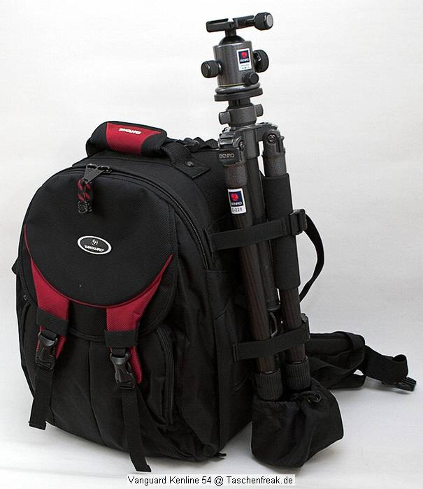 Vanguard Kenline 54\n\nFoto von Gerhard Bertling - Danke fr das Mail.\n\nKommentar des Nutzers:\n\nAuf den Rucksack "Kenline54" der Firma Vanguard bin ich auf der Photokina aufmerksam geworden. Die Beschaffung war nicht ganz einfach, da es bisher keinen Deutschen Distributor gibt. Demnchst wird das die Firma Compit in Lengerich bernehmen (http://www.compit.biz). Ansonsten kann man sich unter http://www.guardforce.net/indexe.asp informieren.\n\nVanguard stellt seit 1986 Foto- und Videozubehr her. Die Qualitt ist mit LowePro durchaus vergleichbar, bei vielen kleine innovativen Details ist Vanguard sogar im Vorteil. Mit dem Rucksack bin ich momentan vollkommen zufrieden, der Tragekomfort ist ausgezeichnet. Der Beckengurt ist breit und bequem, sitzt bei meiner Gre (1,90m) allerdings schon fast etwas zu hoch.\nFr Menschen > 190cm ist der Rucksack daher eher weniger geeignet. \n\nAuenabmessungen (BxTxH): 35 x 32 x 50 cm (vergleichbar mit LowePro Nature Trekker aber nicht ganz so tief) Innenbereich 29 x 12,5 x 42 cm, individuell aufzuteilen mit verstellbaren Wnden, die mit Alcantara bezogen sind.\nNotebooktasche vorhanden.\nStativ kann seitlich angebracht werden (Tasche und 2 Spanngurte).\nDehnbare Daypack-Tasche in der Klappe, fasst problemlos zwei 1,5Liter-PET-Flaschen, Kleidung etc.\nWeitere Organizer-Tasche in der Klappe fr flache Gegenstnde (Papiere, Schreibmaterial etc.) Wasserdichte Regenhaube mit reflektierender Rckseite (UV-Schutz).\nMaterial: 840x840D Nylon, 600D Polyester, 420D Nylon.\nRckseite und Gurte sind extrem gut gepolstert und bieten einen sehr hohen Tragekomfort.