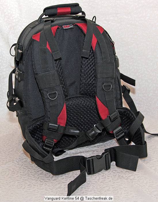 Vanguard Kenline 54\n\nFoto von Gerhard Bertling - Danke fr das Mail.\n\nKommentar des Nutzers:\n\nAuf den Rucksack "Kenline54" der Firma Vanguard bin ich auf der Photokina aufmerksam geworden. Die Beschaffung war nicht ganz einfach, da es bisher keinen Deutschen Distributor gibt. Demnchst wird das die Firma Compit in Lengerich bernehmen (http://www.compit.biz). Ansonsten kann man sich unter http://www.guardforce.net/indexe.asp informieren.\n\nVanguard stellt seit 1986 Foto- und Videozubehr her. Die Qualitt ist mit LowePro durchaus vergleichbar, bei vielen kleine innovativen Details ist Vanguard sogar im Vorteil. Mit dem Rucksack bin ich momentan vollkommen zufrieden, der Tragekomfort ist ausgezeichnet. Der Beckengurt ist breit und bequem, sitzt bei meiner Gre (1,90m) allerdings schon fast etwas zu hoch.\nFr Menschen > 190cm ist der Rucksack daher eher weniger geeignet. \n\nAuenabmessungen (BxTxH): 35 x 32 x 50 cm (vergleichbar mit LowePro Nature Trekker aber nicht ganz so tief) Innenbereich 29 x 12,5 x 42 cm, individuell aufzuteilen mit verstellbaren Wnden, die mit Alcantara bezogen sind.\nNotebooktasche vorhanden.\nStativ kann seitlich angebracht werden (Tasche und 2 Spanngurte).\nDehnbare Daypack-Tasche in der Klappe, fasst problemlos zwei 1,5Liter-PET-Flaschen, Kleidung etc.\nWeitere Organizer-Tasche in der Klappe fr flache Gegenstnde (Papiere, Schreibmaterial etc.) Wasserdichte Regenhaube mit reflektierender Rckseite (UV-Schutz).\nMaterial: 840x840D Nylon, 600D Polyester, 420D Nylon.\nRckseite und Gurte sind extrem gut gepolstert und bieten einen sehr hohen Tragekomfort.