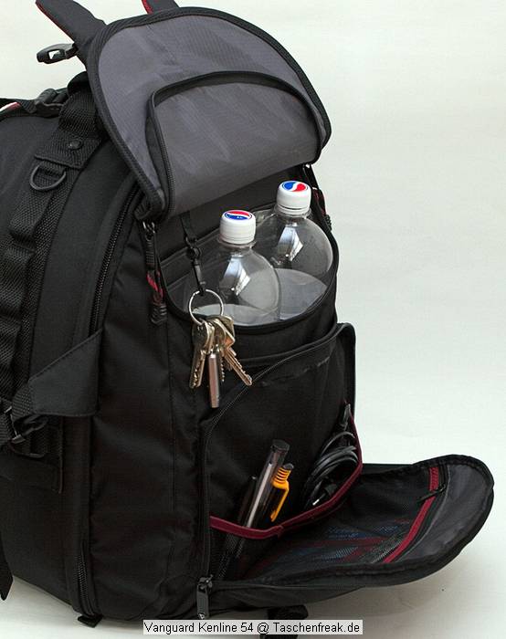 Vanguard Kenline 54\n\nFoto von Gerhard Bertling - Danke fr das Mail.\n\nKommentar des Nutzers:\n\nAuf den Rucksack "Kenline54" der Firma Vanguard bin ich auf der Photokina aufmerksam geworden. Die Beschaffung war nicht ganz einfach, da es bisher keinen Deutschen Distributor gibt. Demnchst wird das die Firma Compit in Lengerich bernehmen (http://www.compit.biz). Ansonsten kann man sich unter http://www.guardforce.net/indexe.asp informieren.\n\nVanguard stellt seit 1986 Foto- und Videozubehr her. Die Qualitt ist mit LowePro durchaus vergleichbar, bei vielen kleine innovativen Details ist Vanguard sogar im Vorteil. Mit dem Rucksack bin ich momentan vollkommen zufrieden, der Tragekomfort ist ausgezeichnet. Der Beckengurt ist breit und bequem, sitzt bei meiner Gre (1,90m) allerdings schon fast etwas zu hoch.\nFr Menschen > 190cm ist der Rucksack daher eher weniger geeignet. \n\nAuenabmessungen (BxTxH): 35 x 32 x 50 cm (vergleichbar mit LowePro Nature Trekker aber nicht ganz so tief) Innenbereich 29 x 12,5 x 42 cm, individuell aufzuteilen mit verstellbaren Wnden, die mit Alcantara bezogen sind.\nNotebooktasche vorhanden.\nStativ kann seitlich angebracht werden (Tasche und 2 Spanngurte).\nDehnbare Daypack-Tasche in der Klappe, fasst problemlos zwei 1,5Liter-PET-Flaschen, Kleidung etc.\nWeitere Organizer-Tasche in der Klappe fr flache Gegenstnde (Papiere, Schreibmaterial etc.) Wasserdichte Regenhaube mit reflektierender Rckseite (UV-Schutz).\nMaterial: 840x840D Nylon, 600D Polyester, 420D Nylon.\nRckseite und Gurte sind extrem gut gepolstert und bieten einen sehr hohen Tragekomfort.