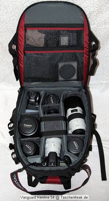Vanguard Kenline 54\n\nFoto von Gerhard Bertling - Danke fr das Mail.\n\nKommentar des Nutzers:\n\nAuf den Rucksack "Kenline54" der Firma Vanguard bin ich auf der Photokina aufmerksam geworden. Die Beschaffung war nicht ganz einfach, da es bisher keinen Deutschen Distributor gibt. Demnchst wird das die Firma Compit in Lengerich bernehmen (http://www.compit.biz). Ansonsten kann man sich unter http://www.guardforce.net/indexe.asp informieren.\n\nVanguard stellt seit 1986 Foto- und Videozubehr her. Die Qualitt ist mit LowePro durchaus vergleichbar, bei vielen kleine innovativen Details ist Vanguard sogar im Vorteil. Mit dem Rucksack bin ich momentan vollkommen zufrieden, der Tragekomfort ist ausgezeichnet. Der Beckengurt ist breit und bequem, sitzt bei meiner Gre (1,90m) allerdings schon fast etwas zu hoch.\nFr Menschen > 190cm ist der Rucksack daher eher weniger geeignet. \n\nAuenabmessungen (BxTxH): 35 x 32 x 50 cm (vergleichbar mit LowePro Nature Trekker aber nicht ganz so tief) Innenbereich 29 x 12,5 x 42 cm, individuell aufzuteilen mit verstellbaren Wnden, die mit Alcantara bezogen sind.\nNotebooktasche vorhanden.\nStativ kann seitlich angebracht werden (Tasche und 2 Spanngurte).\nDehnbare Daypack-Tasche in der Klappe, fasst problemlos zwei 1,5Liter-PET-Flaschen, Kleidung etc.\nWeitere Organizer-Tasche in der Klappe fr flache Gegenstnde (Papiere, Schreibmaterial etc.) Wasserdichte Regenhaube mit reflektierender Rckseite (UV-Schutz).\nMaterial: 840x840D Nylon, 600D Polyester, 420D Nylon.\nRckseite und Gurte sind extrem gut gepolstert und bieten einen sehr hohen Tragekomfort.