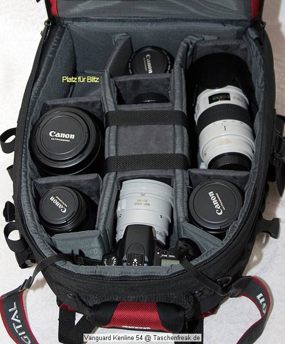 Vanguard Kenline 54\n\nFoto von Gerhard Bertling - Danke fr das Mail.\n\nKommentar des Nutzers:\n\nAuf den Rucksack "Kenline54" der Firma Vanguard bin ich auf der Photokina aufmerksam geworden. Die Beschaffung war nicht ganz einfach, da es bisher keinen Deutschen Distributor gibt. Demnchst wird das die Firma Compit in Lengerich bernehmen (http://www.compit.biz). Ansonsten kann man sich unter http://www.guardforce.net/indexe.asp informieren.\n\nVanguard stellt seit 1986 Foto- und Videozubehr her. Die Qualitt ist mit LowePro durchaus vergleichbar, bei vielen kleine innovativen Details ist Vanguard sogar im Vorteil. Mit dem Rucksack bin ich momentan vollkommen zufrieden, der Tragekomfort ist ausgezeichnet. Der Beckengurt ist breit und bequem, sitzt bei meiner Gre (1,90m) allerdings schon fast etwas zu hoch.\nFr Menschen > 190cm ist der Rucksack daher eher weniger geeignet. \n\nAuenabmessungen (BxTxH): 35 x 32 x 50 cm (vergleichbar mit LowePro Nature Trekker aber nicht ganz so tief) Innenbereich 29 x 12,5 x 42 cm, individuell aufzuteilen mit verstellbaren Wnden, die mit Alcantara bezogen sind.\nNotebooktasche vorhanden.\nStativ kann seitlich angebracht werden (Tasche und 2 Spanngurte).\nDehnbare Daypack-Tasche in der Klappe, fasst problemlos zwei 1,5Liter-PET-Flaschen, Kleidung etc.\nWeitere Organizer-Tasche in der Klappe fr flache Gegenstnde (Papiere, Schreibmaterial etc.) Wasserdichte Regenhaube mit reflektierender Rckseite (UV-Schutz).\nMaterial: 840x840D Nylon, 600D Polyester, 420D Nylon.\nRckseite und Gurte sind extrem gut gepolstert und bieten einen sehr hohen Tragekomfort.