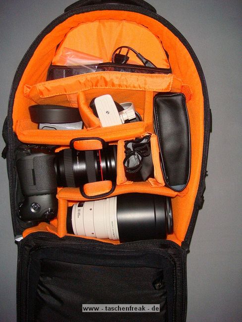 VANGUARD RISE UP 48\n\nFoto und Text von Martin Herzig - VIELEN DANK!\n\nKommentar:\n\nIm rucksack sind derzeit:\n \nEOS 7D + Batteriegriff+24-70mm L\n100-400mm L\nKenko Konverter\nBlitz\nSchelle und zubehr\n \nEin 17,3 Zoll Dell Notebook geht sich leider um ca. 1cm nicht aus, aber is eh zu schwer beim fliegen :-).\n\nOhne Laptop wiegt das ganze 7,3kg also ideal frs Flugzeug..\n \nGrsse,\nMartin