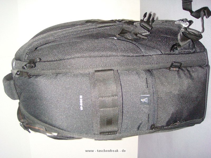 VANGUARD RISE UP 48\n\nFoto und Text von Martin Herzig - VIELEN DANK!\n\nKommentar:\n\nIm rucksack sind derzeit:\n \nEOS 7D + Batteriegriff+24-70mm L\n100-400mm L\nKenko Konverter\nBlitz\nSchelle und zubehr\n \nEin 17,3 Zoll Dell Notebook geht sich leider um ca. 1cm nicht aus, aber is eh zu schwer beim fliegen :-).\n\nOhne Laptop wiegt das ganze 7,3kg also ideal frs Flugzeug..\n \nGrsse,\nMartin