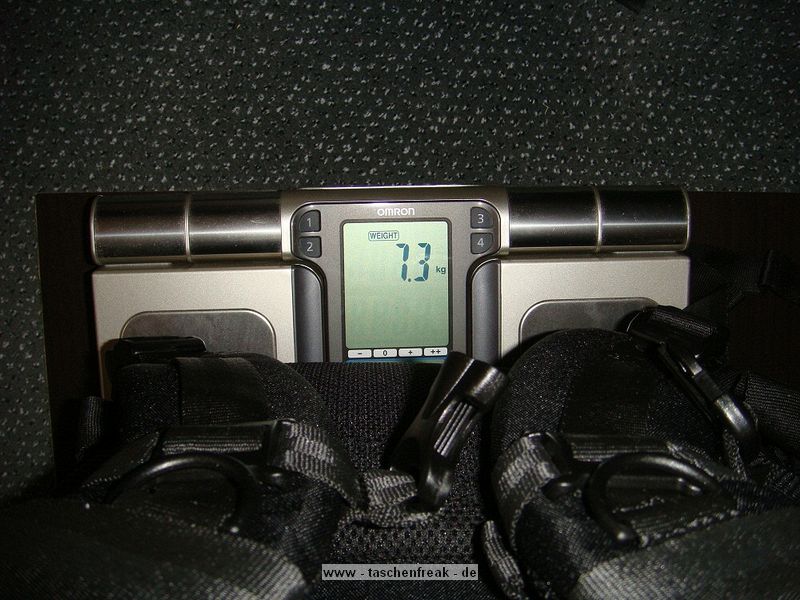 VANGUARD RISE UP 48\n\nFoto und Text von Martin Herzig - VIELEN DANK!\n\nKommentar:\n\nIm rucksack sind derzeit:\n \nEOS 7D + Batteriegriff+24-70mm L\n100-400mm L\nKenko Konverter\nBlitz\nSchelle und zubeh�r\n \nEin 17,3 Zoll Dell Notebook geht sich leider um ca. 1cm nicht aus, aber is eh zu schwer beim fliegen :-).\n\nOhne Laptop wiegt das ganze 7,3kg also ideal f�rs Flugzeug..\n \nGr�sse,\nMartin