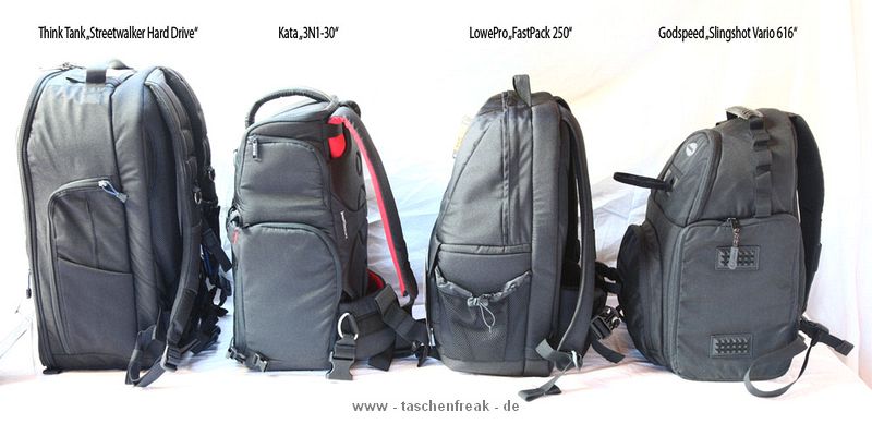 VERGLEICHSBILDER RUCKS�CKE\n\nFoto uns Text von Francesco Memeo- VIELEN DANK!\n\nKommentar:\n\nHallo J�rg Langer,\n\nvorab m�chte ich mich f�r das Portal Taschenfreak.de sehr bedanken. Es hilft mir, wie sicherlich vielen anderen bei.\n\nUm meinen Dank auszudr�cken und gleichzeitg anderen zu helfen, habe ich mich dazu entschlossen ein paar Bilder bez�glich eines Taschenvergleichs zu machen.\n\nEs geht um den Vergleich einer\n\nThink Tank "Streetwalker Hard Drive"\nKata "3N1-30"\nLowepro "FastPack 250"\nGodspeed "Slingshot Vario 616"\n\nDazu habe ich dieser eMail 5 Bilder und einen Text mit subjektivem Eindruck im Vergleich beigef�gt.\n\nW�rde mich freuen, wenn ich namentlich erw�hnt und mein Text �bernommen werden k�nnte.\n\nDes weiteren wird noch ein Vergleich der Think Tank Digital Holster 40 vs 50 folgen.\n\nMit freundliche Gru�\nFrancesco Memeo\n\n##############################################\n\nThink Tank "Streetwalker Hard Drive"\n\nDies ist der gr��te Kontrahent im Vergleich. Wie von Think Tank gewohnt verf�gt der Streetwalker Hard Drive �ber eine ausgesprochen hervorragende Fertigungsqualit�t, ein technisch und fachgerecht durchdachtes Konzept mit Detaill�sungen wie dem \n- entfernbaren Beckengurt, \n- dem H�henverstellbaren Brustgurt, \n- zwei flexibel einsetzbaren und entfernbaren Tripod Gurten, \n- einer Frontasche die gleichzeitig zur Aufnahme eines Mono- wie Tripod geeignet ist, \n- einer weiteren,  ausziehbaren Tripod Tasche f�r gr��ere Tripods, \n- einer Aufnahmem�glichkeit zur Anwendung des optional erh�ltlichen "Pro Speed Belt", \n- einem Laptopfach der ein aktuelles 15" MacBook Pro aufnimmt \n- ein sehr gutes Rain Cover bietet\n- und last but not least den so genannten Pro SLR Body Hinge" auf der Innenseite, welcher eine Auflage speziell f�r DSLR Bodys mit Batteriegriff oder einer DSLR wie z.B. die Canon EOS 1D's MK III oder Nikon D3X. \n\nDie Sp�rlichkeit, im Vergleich zu den anderen Rucks�cken f�r spontane Trips sowie Sessions, nimmt ihm allerdings etwas an Attraktivit�t. Er tr�gt etwas "dick" auf aber zeichnet ihn allerdings durch sein Platzangebot aus.\n2 Kamerabodys mit langen Objektiven finden neben weiteren Accessoires sowie Objektiven, problemlos platz.\n\nKata "3N1-30"\n\nDer 3N1-30 �berzeugt durch hervorragende Fertigungsqualit�t, einem sehr gut durchdachten Gurtsystem und der vorbildlich gew�hlten Innenpolsterfarbe "Orange". Im unteren Fach findet Problemlos meine EOS 5D MK II mit Batteriegriff und angesetztem EF 70-200 2.8L Objektiv mit seitenverkehrter Geli platz. Zur gleichen Zeit passt das EF 24-105 4.0L mit seitenverkehrter Geli, das EF 16-35 2.8L ohne aufgesetzte Geli (recht gro� im Durchmesser), das Speedlite 580EXII in originalem Holster, Canon 1.4x Extender im K�cher, die Stativschelle des 70-200 sowie die lose Geli des EF 16-35 2.8L in die untere H�lfte des 3N1-30. In Slingshotmanier (nach vorne gedrehte Tasche) l�sst sich die DSLR prima entnehmen. Beim ablegen der Tasche und komplett ge�ffnetem Reisverschluss gelangt man hervorragend die DSLR, die beiden Objektive (am unteren Boden eingerichtet), jedoch schlecht an das Speedlite, Extender & Geli im oberen Teil der unteren Tasche.\n\nDer obere Stauraum der 3N1-30 bietet noch gen�gend Platz f�r Verpflegung, Getr�nk und einen leichten Pulli oder Windbreaker.\n\nZum Lieferumfang geh�rt ein hervorragendes Rain Cover in der Farbe der Polsterung.\n\nEine Aufnahme f�r ein Mono- oder Tripod ist kein Standart an der 3N1-30\n\nSchade auch, dass hier nicht an ein Laptopfach gedacht wurde.\n\nLowePro "FastPack 250"\n\nVon der Grundstatur ist der FastPack 250 gr��er als der 3N1-30. Allerdings bietet er im untern Slingshotfach d�rftig Platz. Meine EOS 5D Mk II mit Batteriegriff & EF 70-200 2.8L (nur ohne Geli m�glich) wirkt reingepresst und l�sst den Reisverschluss nur mit Ach und Krach schlie�en. Dennoch passt das EF 24-105 4.0 L, das EF 16-35 2.8L und der das Speedlite 580EXII hinein. Bei Anwendung einer DSLR mit Batteriegriff oder generell Modellen in der Baugr��e wie der EOS 1D's Mk III oder der Nikon D3X rate ich von diesem Modell ab. Oder man sollte das Slingshotfach entlasten, in dem man k�rzere Objektive aufgeschraubt l�sst.\n\nIm oberen Taschenvolumen findet man mehr Platz im Vergleich zur Kata 3N1-30.\n\nMan k�nnte im seitlichen Netzfach ein Mono- oder Tripod befestigen. Allerdings fehlt dann am oberen Rucksackteil eine M�glichkeit diesen zu fixieren. Im Grunde ist das FastPack 250 nicht f�r den Transport eines Mono- bzw. Tripod gedacht.\n\nDas Laptopfach bietet hervorragenden Platz f�r mein aktuelles 15" wide MacBook Pro.\n\nGodspeed "Slingshot Vario 616"\n\nDie Slingshot Vario 616, die erfolgreiche Kopie des LowePro Models mit ausziehbaren Boden ist bekanntlich ein "Stauraumwunder". Doch bei viel Gep�ck neigt der R�cken nach kurzer Zeit zu verkrampfen. Die Tasche, in getragenem Zustand, h�ngt relativ schr�g nach rechts geneigt am R�cken, sprich sie ist nicht senkrecht zur K�rperachse ausgerichtet. Dies st�rt zum Einen die Ansehnlichkeit und zum Anderen belastet sie zus�tzlich, negativ die Tragbelastung der rechten Schulter.\n\nEine DSLR mit angesetztem Batteriegriff findet problemlos Platz. Allerdings passt eine solche Kombination mit angesetzte EF 70-200 2.8L nur, sofern man den Boden auszieht oder die DSLR-Kombi Quer anordnet, sprich Kamerabody am Rucksackboden mit Objektiv in Richtung Traggriff zeigend.\n\nDie Organisation im Slingshotfach l�sst ein wenig zu w�nschen �brig. Die Klettverschl�sse sind teilweise ung�nstig positioniert oder nicht vorhanden. Der Innenraum k�nnte komplett mit weichem Klett versehen und ein paar weitere Polstertrennw�nde vorhanden sein.\n\nDas ausziehbare Holster dient hervorragend zur Fixierung eines Mono- bzw. Tripods. Beides l�sst sich anhand des integrierten Gurtes im Mittelst�ck, sowie dem mitgelieferten Expanderbandes (mit Schnalle) im oberen Taschenteil fixieren.\n\nLeider ist kein Laptopfach vorhanden.