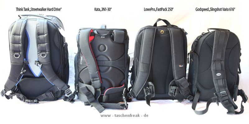 VERGLEICHSBILDER RUCKSÄCKE\n\nFoto uns Text von Francesco Memeo- VIELEN DANK!\n\nKommentar:\n\nHallo Jörg Langer,\n\nvorab möchte ich mich für das Portal Taschenfreak.de sehr bedanken. Es hilft mir, wie sicherlich vielen anderen bei.\n\nUm meinen Dank auszudrücken und gleichzeitg anderen zu helfen, habe ich mich dazu entschlossen ein paar Bilder bezüglich eines Taschenvergleichs zu machen.\n\nEs geht um den Vergleich einer\n\nThink Tank "Streetwalker Hard Drive"\nKata "3N1-30"\nLowepro "FastPack 250"\nGodspeed "Slingshot Vario 616"\n\nDazu habe ich dieser eMail 5 Bilder und einen Text mit subjektivem Eindruck im Vergleich beigefügt.\n\nWürde mich freuen, wenn ich namentlich erwähnt und mein Text übernommen werden könnte.\n\nDes weiteren wird noch ein Vergleich der Think Tank Digital Holster 40 vs 50 folgen.\n\nMit freundliche Gruß\nFrancesco Memeo\n\n##############################################\n\nThink Tank "Streetwalker Hard Drive"\n\nDies ist der größte Kontrahent im Vergleich. Wie von Think Tank gewohnt verfügt der Streetwalker Hard Drive über eine ausgesprochen hervorragende Fertigungsqualität, ein technisch und fachgerecht durchdachtes Konzept mit Detaillösungen wie dem \n- entfernbaren Beckengurt, \n- dem Höhenverstellbaren Brustgurt, \n- zwei flexibel einsetzbaren und entfernbaren Tripod Gurten, \n- einer Frontasche die gleichzeitig zur Aufnahme eines Mono- wie Tripod geeignet ist, \n- einer weiteren,  ausziehbaren Tripod Tasche für größere Tripods, \n- einer Aufnahmemöglichkeit zur Anwendung des optional erhältlichen "Pro Speed Belt", \n- einem Laptopfach der ein aktuelles 15" MacBook Pro aufnimmt \n- ein sehr gutes Rain Cover bietet\n- und last but not least den so genannten Pro SLR Body Hinge" auf der Innenseite, welcher eine Auflage speziell für DSLR Bodys mit Batteriegriff oder einer DSLR wie z.B. die Canon EOS 1D's MK III oder Nikon D3X. \n\nDie Spärlichkeit, im Vergleich zu den anderen Rucksäcken für spontane Trips sowie Sessions, nimmt ihm allerdings etwas an Attraktivität. Er trägt etwas "dick" auf aber zeichnet ihn allerdings durch sein Platzangebot aus.\n2 Kamerabodys mit langen Objektiven finden neben weiteren Accessoires sowie Objektiven, problemlos platz.\n\nKata "3N1-30"\n\nDer 3N1-30 überzeugt durch hervorragende Fertigungsqualität, einem sehr gut durchdachten Gurtsystem und der vorbildlich gewählten Innenpolsterfarbe "Orange". Im unteren Fach findet Problemlos meine EOS 5D MK II mit Batteriegriff und angesetztem EF 70-200 2.8L Objektiv mit seitenverkehrter Geli platz. Zur gleichen Zeit passt das EF 24-105 4.0L mit seitenverkehrter Geli, das EF 16-35 2.8L ohne aufgesetzte Geli (recht groß im Durchmesser), das Speedlite 580EXII in originalem Holster, Canon 1.4x Extender im Köcher, die Stativschelle des 70-200 sowie die lose Geli des EF 16-35 2.8L in die untere Hälfte des 3N1-30. In Slingshotmanier (nach vorne gedrehte Tasche) lässt sich die DSLR prima entnehmen. Beim ablegen der Tasche und komplett geöffnetem Reisverschluss gelangt man hervorragend die DSLR, die beiden Objektive (am unteren Boden eingerichtet), jedoch schlecht an das Speedlite, Extender & Geli im oberen Teil der unteren Tasche.\n\nDer obere Stauraum der 3N1-30 bietet noch genügend Platz für Verpflegung, Getränk und einen leichten Pulli oder Windbreaker.\n\nZum Lieferumfang gehört ein hervorragendes Rain Cover in der Farbe der Polsterung.\n\nEine Aufnahme für ein Mono- oder Tripod ist kein Standart an der 3N1-30\n\nSchade auch, dass hier nicht an ein Laptopfach gedacht wurde.\n\nLowePro "FastPack 250"\n\nVon der Grundstatur ist der FastPack 250 größer als der 3N1-30. Allerdings bietet er im untern Slingshotfach dürftig Platz. Meine EOS 5D Mk II mit Batteriegriff & EF 70-200 2.8L (nur ohne Geli möglich) wirkt reingepresst und lässt den Reisverschluss nur mit Ach und Krach schließen. Dennoch passt das EF 24-105 4.0 L, das EF 16-35 2.8L und der das Speedlite 580EXII hinein. Bei Anwendung einer DSLR mit Batteriegriff oder generell Modellen in der Baugröße wie der EOS 1D's Mk III oder der Nikon D3X rate ich von diesem Modell ab. Oder man sollte das Slingshotfach entlasten, in dem man kürzere Objektive aufgeschraubt lässt.\n\nIm oberen Taschenvolumen findet man mehr Platz im Vergleich zur Kata 3N1-30.\n\nMan könnte im seitlichen Netzfach ein Mono- oder Tripod befestigen. Allerdings fehlt dann am oberen Rucksackteil eine Möglichkeit diesen zu fixieren. Im Grunde ist das FastPack 250 nicht für den Transport eines Mono- bzw. Tripod gedacht.\n\nDas Laptopfach bietet hervorragenden Platz für mein aktuelles 15" wide MacBook Pro.\n\nGodspeed "Slingshot Vario 616"\n\nDie Slingshot Vario 616, die erfolgreiche Kopie des LowePro Models mit ausziehbaren Boden ist bekanntlich ein "Stauraumwunder". Doch bei viel Gepäck neigt der Rücken nach kurzer Zeit zu verkrampfen. Die Tasche, in getragenem Zustand, hängt relativ schräg nach rechts geneigt am Rücken, sprich sie ist nicht senkrecht zur Körperachse ausgerichtet. Dies stört zum Einen die Ansehnlichkeit und zum Anderen belastet sie zusätzlich, negativ die Tragbelastung der rechten Schulter.\n\nEine DSLR mit angesetztem Batteriegriff findet problemlos Platz. Allerdings passt eine solche Kombination mit angesetzte EF 70-200 2.8L nur, sofern man den Boden auszieht oder die DSLR-Kombi Quer anordnet, sprich Kamerabody am Rucksackboden mit Objektiv in Richtung Traggriff zeigend.\n\nDie Organisation im Slingshotfach lässt ein wenig zu wünschen übrig. Die Klettverschlüsse sind teilweise ungünstig positioniert oder nicht vorhanden. Der Innenraum könnte komplett mit weichem Klett versehen und ein paar weitere Polstertrennwände vorhanden sein.\n\nDas ausziehbare Holster dient hervorragend zur Fixierung eines Mono- bzw. Tripods. Beides lässt sich anhand des integrierten Gurtes im Mittelstück, sowie dem mitgelieferten Expanderbandes (mit Schnalle) im oberen Taschenteil fixieren.\n\nLeider ist kein Laptopfach vorhanden.