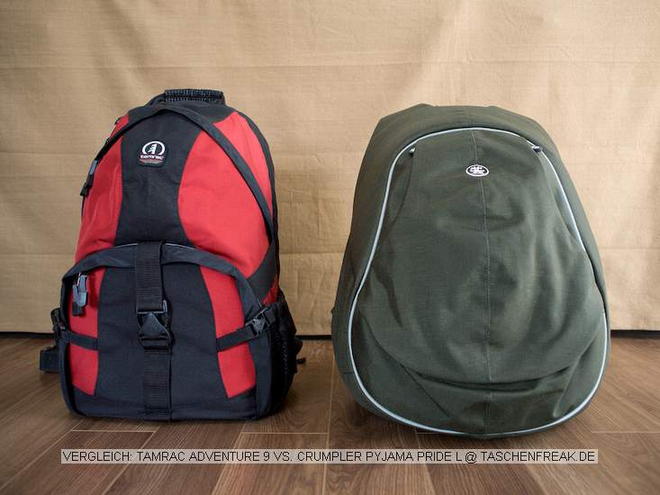 VERGLEICH: TAMRAC ADVENTURE 9 VS. CRUMPLER PYJAMA PRIDE L\n\nFoto und Text von GM - VIELEN DANK!\n\nKommentar des Nutzers:\n\n-- Vergleichsbilder Tamrac Adventure 9 vs. Crumpler Pyjama Pride L (Bilder 31+32)\n-- Crumpler Pyjama Pride L (Bilder 33+34)\n\nCrumplers typische Verarbeitungs- und Designqualitt gepaart mit einem unbrauchbaren Kamerateil. Der Pyjama Pride L kann es hinsichtlich seiner Auengre mit einem Fallschirmrucksack aufnehmen (ebenfalls mit dem Leergewicht), im Inneren bietet ein Tamrac Adventure 9 mindestens den gleichen Platz. Auch die berproportional vielen Raumteiler trsten nicht ber diese Unzulnglichkeiten hinweg.\n\nKleiner Tipp an Crumpler: Jemand, der auf der Suche nach einem stylischen Kamerarucksack ist und bereit ist so viel Geld auszugeben, mchte nur in den wenigsten Fllen den Rucksack zweckentfremden und das Innenteil entfernen. Erstens ist der entstehende Raum durch die flchige ffnung kaum nutzbar (der Rucksack wird aufrecht getragen und hat in dem Fall keine Teiler mehr - Ordnung adi), zum anderen macht das Zurckkletten des Kameraabteils berhaupt keinen Spa. Verzichtet auf die doppelte Wandung (siehe Lowepro Flipside), gebt ordentliche Raumteiler mit auf den Weg (siehe Aufteilung Tamrac Expedition) und es wird kaum jemand mehr zu einem anderen Rucksack greifen.