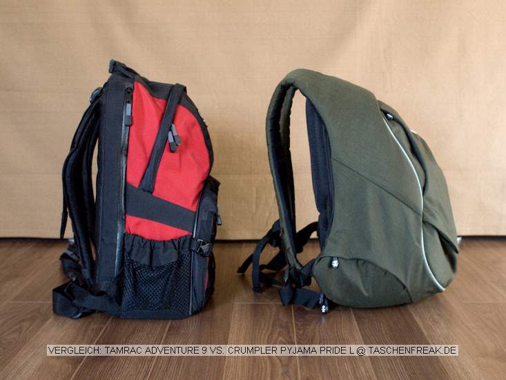 VERGLEICH: TAMRAC ADVENTURE 9 VS. CRUMPLER PYJAMA PRIDE L\n\nFoto und Text von GM - VIELEN DANK!\n\nKommentar des Nutzers:\n\n-- Vergleichsbilder Tamrac Adventure 9 vs. Crumpler Pyjama Pride L (Bilder 31+32)\n-- Crumpler Pyjama Pride L (Bilder 33+34)\n\nCrumplers typische Verarbeitungs- und Designqualitt gepaart mit einem unbrauchbaren Kamerateil. Der Pyjama Pride L kann es hinsichtlich seiner Auengre mit einem Fallschirmrucksack aufnehmen (ebenfalls mit dem Leergewicht), im Inneren bietet ein Tamrac Adventure 9 mindestens den gleichen Platz. Auch die berproportional vielen Raumteiler trsten nicht ber diese Unzulnglichkeiten hinweg.\n\nKleiner Tipp an Crumpler: Jemand, der auf der Suche nach einem stylischen Kamerarucksack ist und bereit ist so viel Geld auszugeben, mchte nur in den wenigsten Fllen den Rucksack zweckentfremden und das Innenteil entfernen. Erstens ist der entstehende Raum durch die flchige ffnung kaum nutzbar (der Rucksack wird aufrecht getragen und hat in dem Fall keine Teiler mehr - Ordnung adi), zum anderen macht das Zurckkletten des Kameraabteils berhaupt keinen Spa. Verzichtet auf die doppelte Wandung (siehe Lowepro Flipside), gebt ordentliche Raumteiler mit auf den Weg (siehe Aufteilung Tamrac Expedition) und es wird kaum jemand mehr zu einem anderen Rucksack greifen.