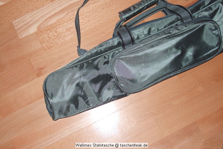 Foto von Jörg  Langer\n\nKommentar des Nutzers:\nInnenmaße 69 cm lang und etwa 12x 12 cm hoch und breit\nLeichte Polsterung (besser als bei den ungepolsterten teuren Manfrotto Stativtaschen.\nDie Aufgenähte Vordertasche ist sehr praktisch für Werkzeug, Inbus Schlüssel, Wechselplatten, Makroschiene, L-Winkel oder ähnliches.