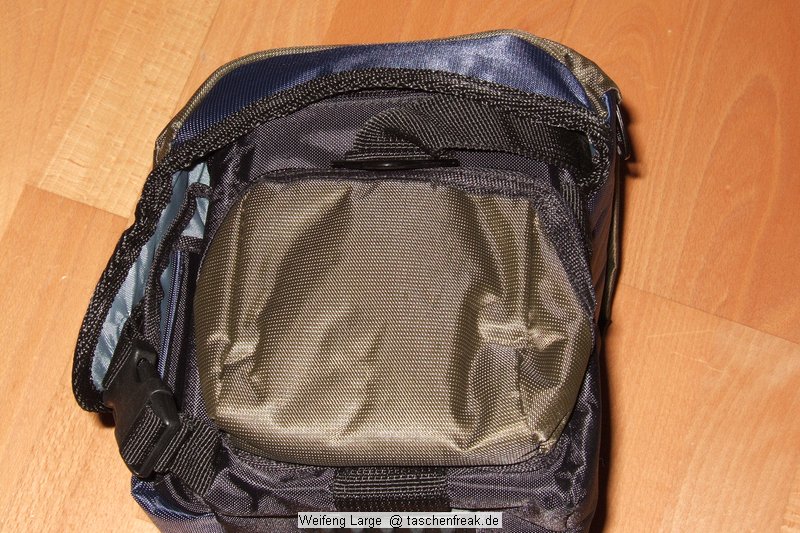 WEIFENG Large\n\nFoto von Jörg Langer\n\nKommentar zu dieser Tasche:\n\nDiese relativ kleine und sehr günstige Tasche ist sehr hochwertig verarbeitet mit Liebe zum Detail.\n\nViele kleine Fächer für die Dinge des Täglichen Lebens, wie Schlüssel, Speicher, Handy, PDA, Akkus und dazu noch genügend Platz für eine relativ große DSLR mit relativ großem Objektiv. \n\nIn dem hier abgebildeten Falle ist es eine Canon 5D mit einem L Winkel für das Stativ und einem Canon 24-70 2,8L das schon recht groß ist.\n\nUnsere Meinung: Diese Tasche ist mehr wert als nur 23,99€ - wer eine kleine unauffällige Tasche für das kleine Gepäck sucht ist hier bestens beraten.