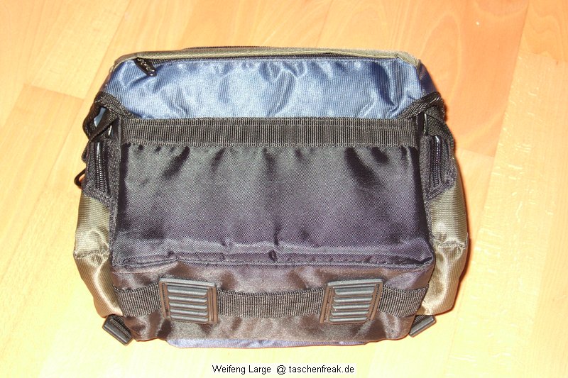 WEIFENG Large\n\nFoto von Jrg Langer\n\nKommentar zu dieser Tasche:\n\nDiese relativ kleine und sehr gnstige Tasche ist sehr hochwertig verarbeitet mit Liebe zum Detail.\n\nViele kleine Fcher fr die Dinge des Tglichen Lebens, wie Schlssel, Speicher, Handy, PDA, Akkus und dazu noch gengend Platz fr eine relativ groe DSLR mit relativ groem Objektiv. \n\nIn dem hier abgebildeten Falle ist es eine Canon 5D mit einem L Winkel fr das Stativ und einem Canon 24-70 2,8L das schon recht gro ist.\n\nUnsere Meinung: Diese Tasche ist mehr wert als nur 23,99 - wer eine kleine unauffllige Tasche fr das kleine Gepck sucht ist hier bestens beraten.