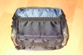 WEIFENG Large\n\nFoto von Jrg Langer\n\nKommentar zu dieser Tasche:\n\nDiese relativ kleine und sehr gnstige Tasche ist sehr hochwertig verarbeitet mit Liebe zum Detail.\n\nViele kleine Fcher fr die Dinge des Tglichen Lebens, wie Schlssel, Speicher, Handy, PDA, Akkus und dazu noch gengend Platz fr eine relativ groe DSLR mit relativ groem Objektiv. \n\nIn dem hier abgebildeten Falle ist es eine Canon 5D mit einem L Winkel fr das Stativ und einem Canon 24-70 2,8L das schon recht gro ist.\n\nUnsere Meinung: Diese Tasche ist mehr wert als nur 23,99 - wer eine kleine unauffllige Tasche fr das kleine Gepck sucht ist hier bestens beraten.